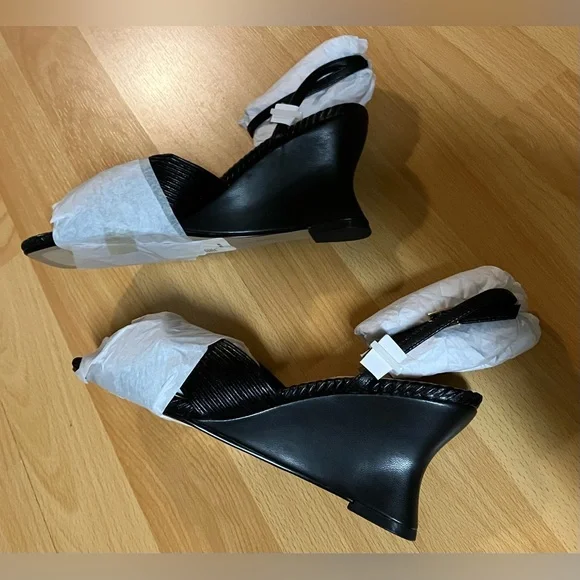 SAKS FIFTH AVENUE Black Pleated Leather
Wedge Sandals - Size 7 - Picture 2 of 4